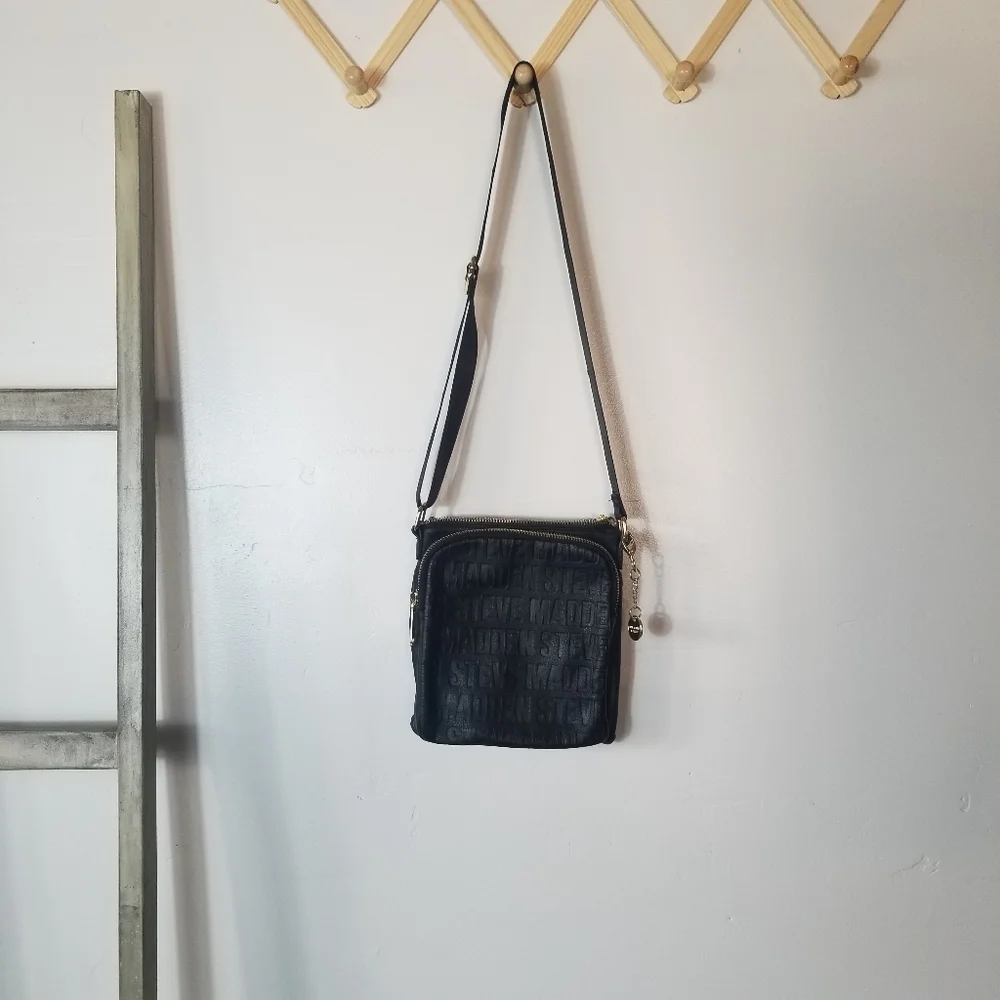 STEVE MADDEN CROSSBODY PURSE BLACK AND GOLD MULTI POCKETS